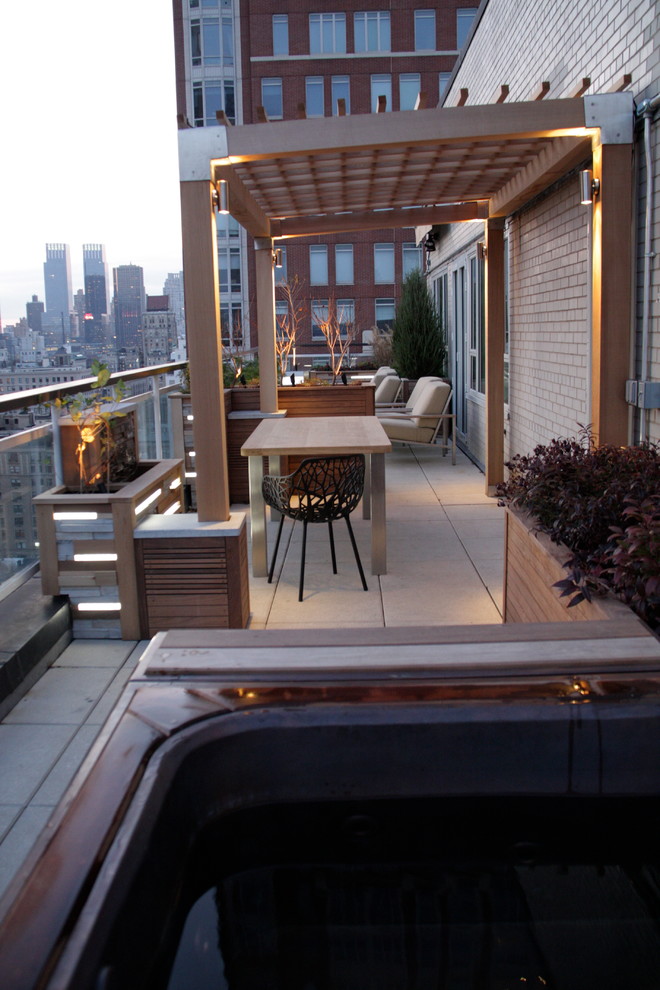 Cette image montre un grand balcon minimaliste avec une pergola.