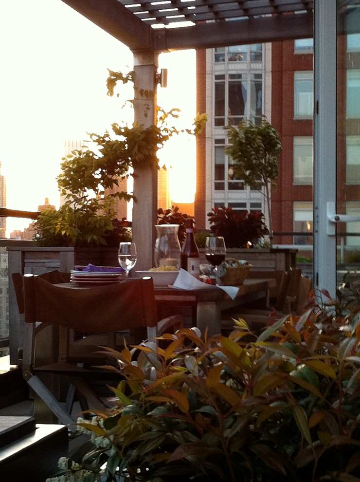 Cette photo montre un grand balcon moderne avec une pergola.