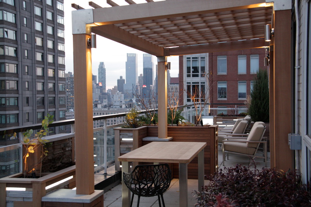 Свежая идея для дизайна: большая пергола на балконе в стиле модернизм - отличное фото интерьера
