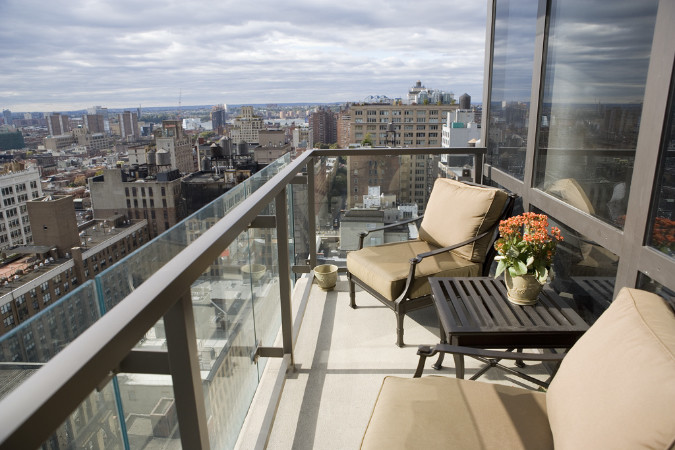 На фото: балкон и лоджия в стиле модернизм