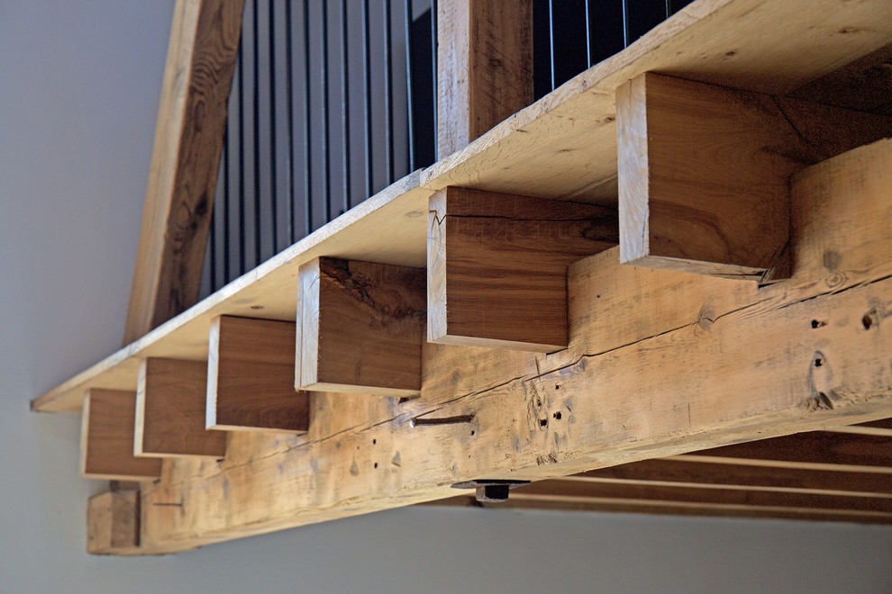 Modelo de escalera campestre de tamaño medio con barandilla de metal