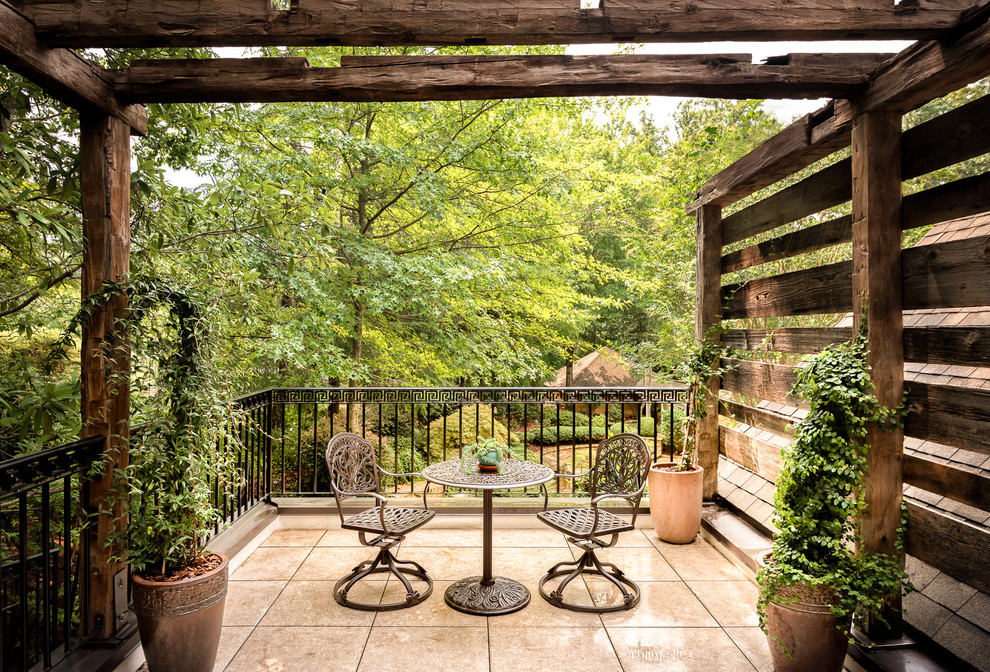 Idée de décoration pour un balcon champêtre avec une pergola et un garde-corps en métal.