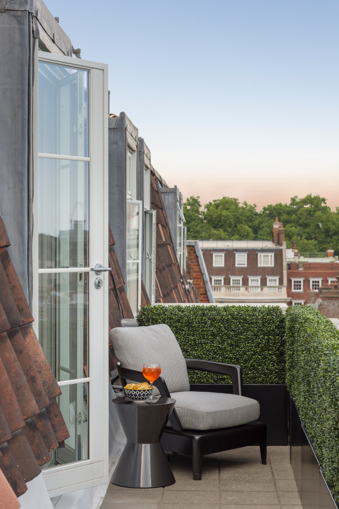 Kleiner, Unbedeckter Moderner Balkon mit Kübelpflanzen in London