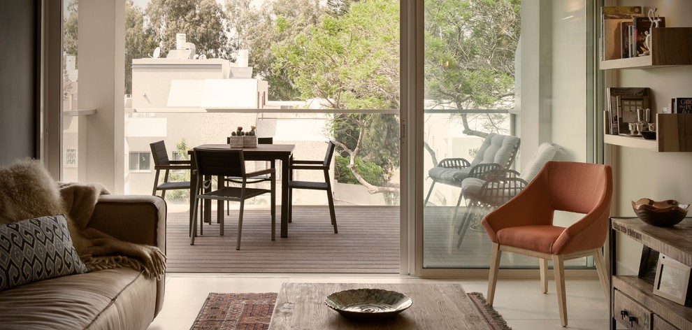 Photo of a small contemporary balcony in Tel Aviv with a roof extension.