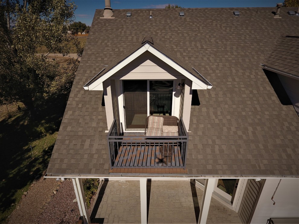 На фото: маленький балкон и лоджия в классическом стиле с навесом и металлическими перилами для на участке и в саду