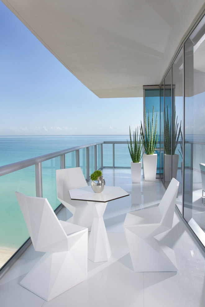 Example of a trendy balcony design in Miami with a roof extension