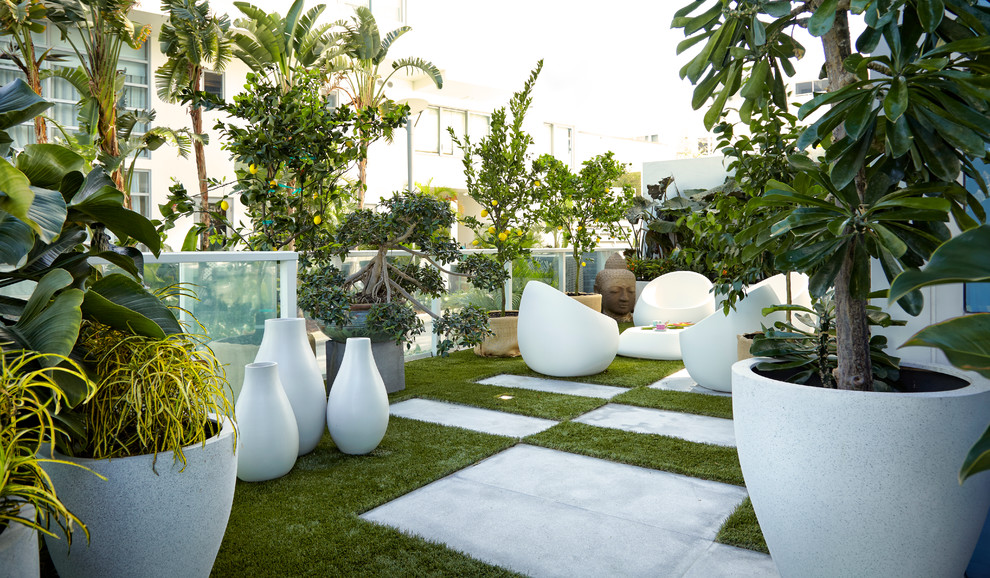 Geräumiger, Unbedeckter Moderner Balkon mit Kübelpflanzen in Miami