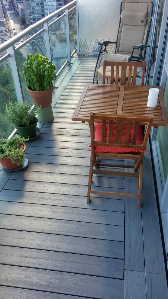 Design ideas for a traditional balcony in Toronto.