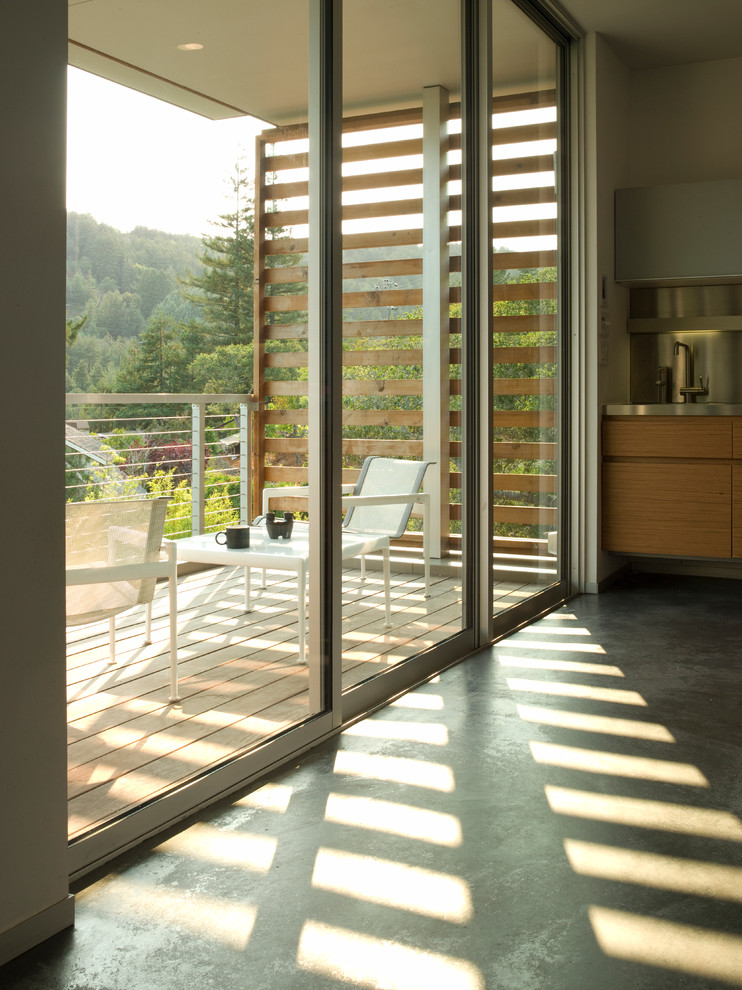 Источник вдохновения для домашнего уюта: балкон и лоджия в стиле модернизм с забором
