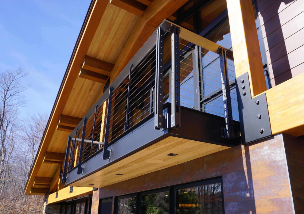 Diseño de balcones rústico de tamaño medio en anexo de casas con barandilla de cable