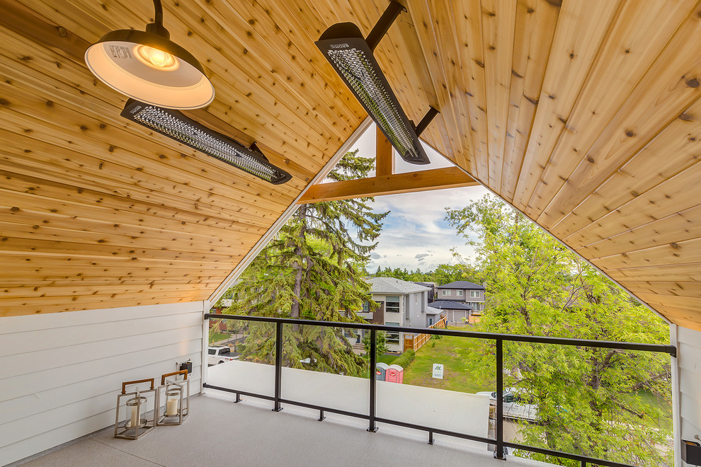Ispirazione per un balcone country di medie dimensioni con un tetto a sbalzo