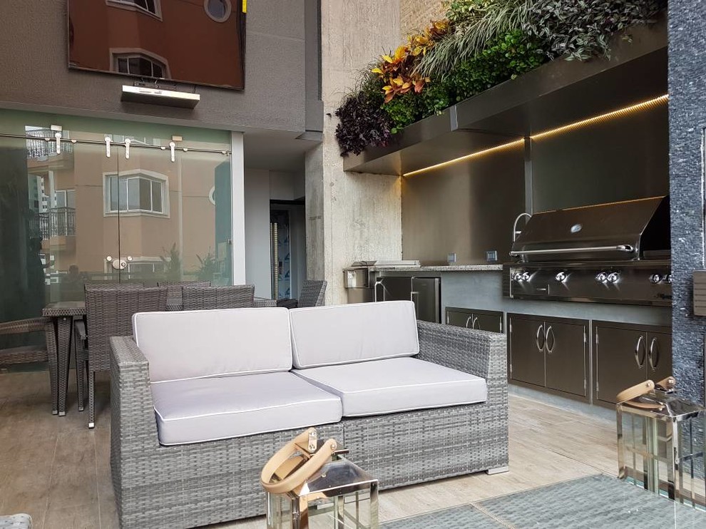 Cette image montre un balcon minimaliste de taille moyenne avec un garde-corps en verre, des plantes en pot et aucune couverture.