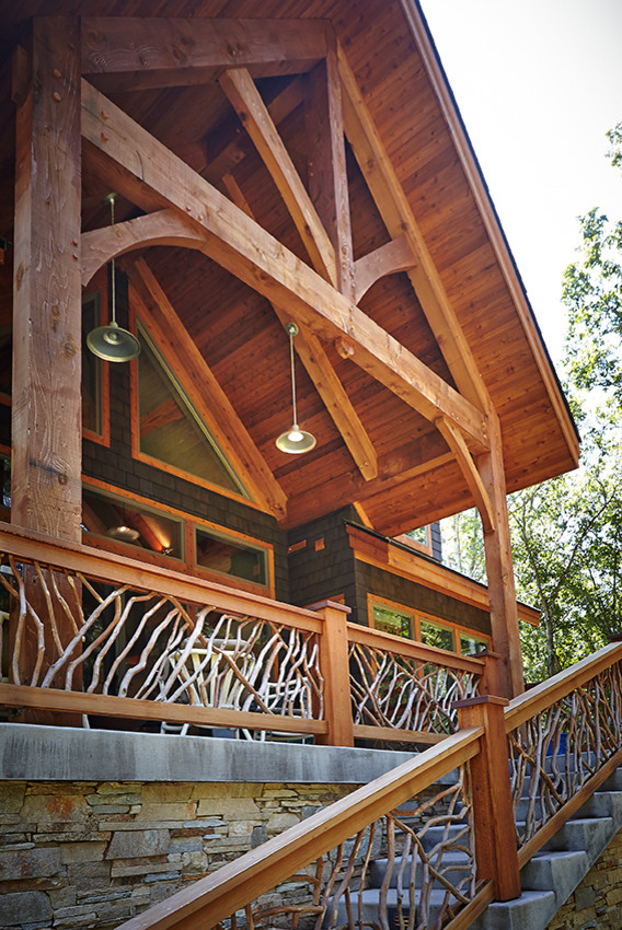 Cette image montre un balcon chalet avec une extension de toiture et un garde-corps en bois.