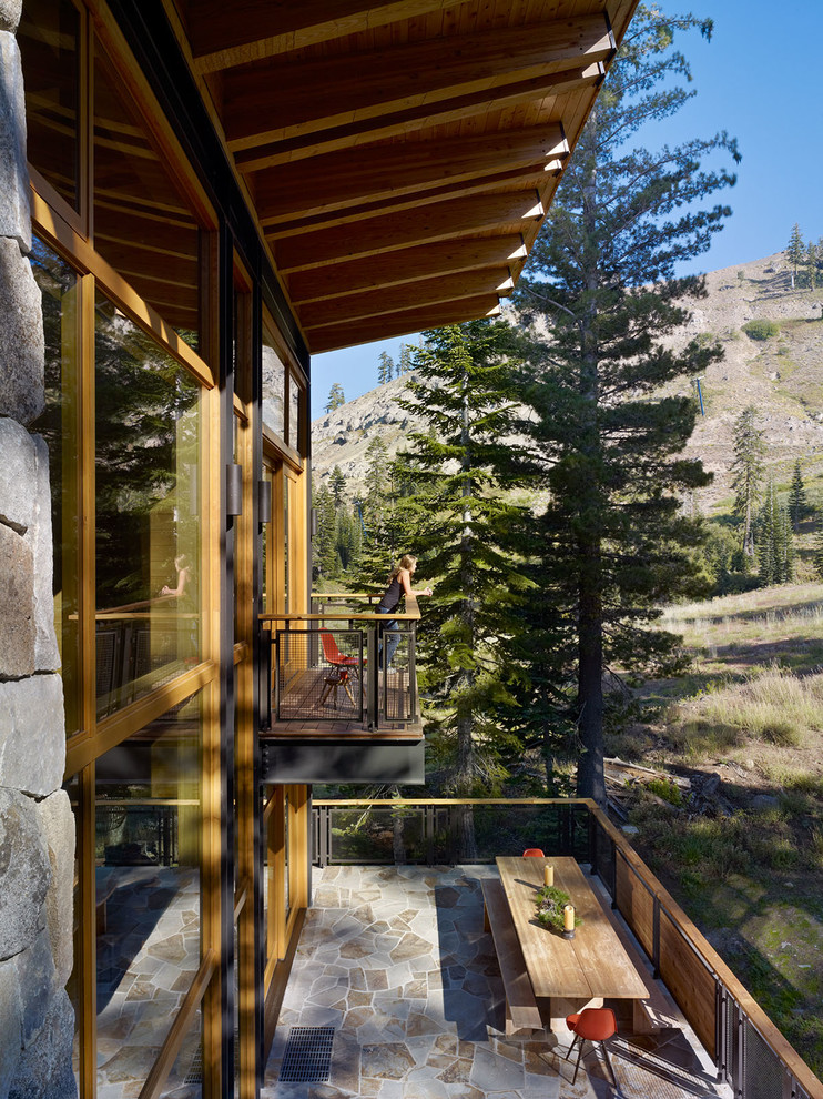 Источник вдохновения для домашнего уюта: огромный балкон и лоджия в стиле рустика с навесом