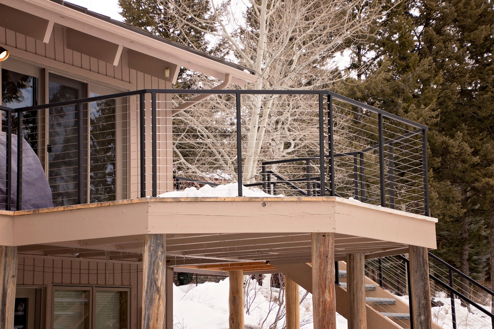 Ejemplo de balcones minimalista de tamaño medio sin cubierta con barandilla de metal