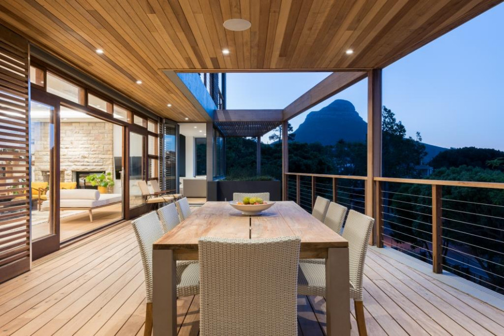 Источник вдохновения для домашнего уюта: балкон и лоджия среднего размера в стиле ретро с перегородкой для приватности, навесом и деревянными перилами