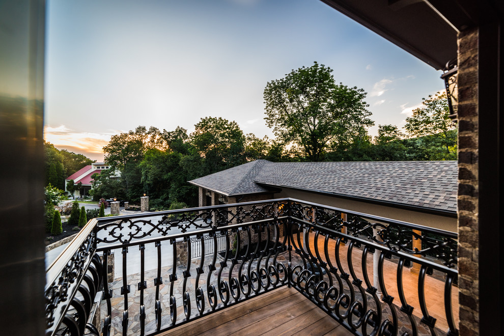 На фото: балкон и лоджия среднего размера в стиле рустика с металлическими перилами без защиты от солнца с