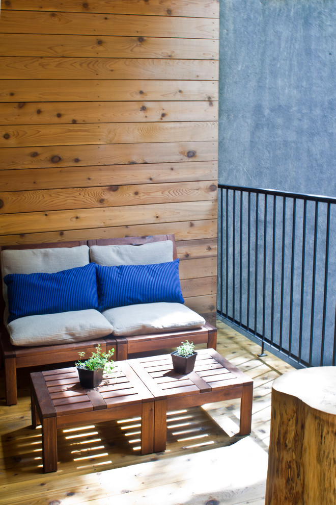 Balcony - contemporary balcony idea in Montreal