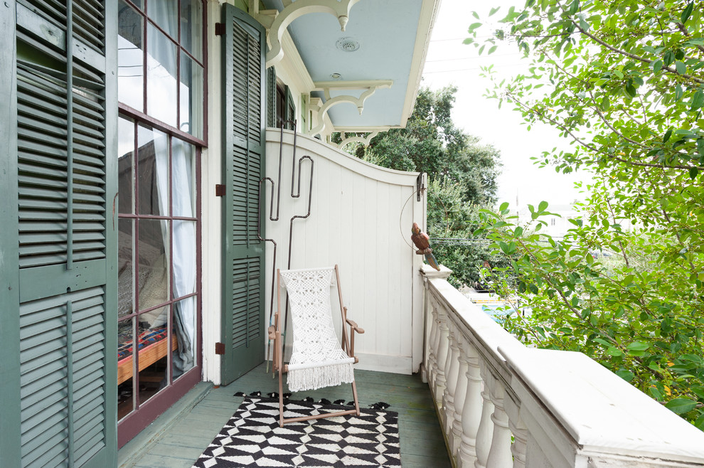 Exemple d'un balcon éclectique avec une extension de toiture.