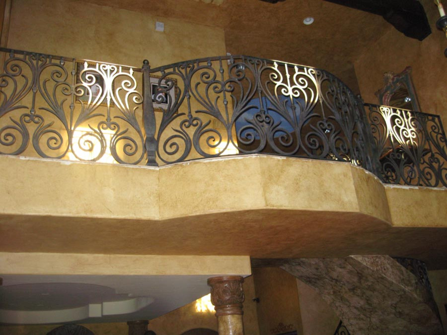 На фото: лестница среднего размера в средиземноморском стиле с металлическими перилами