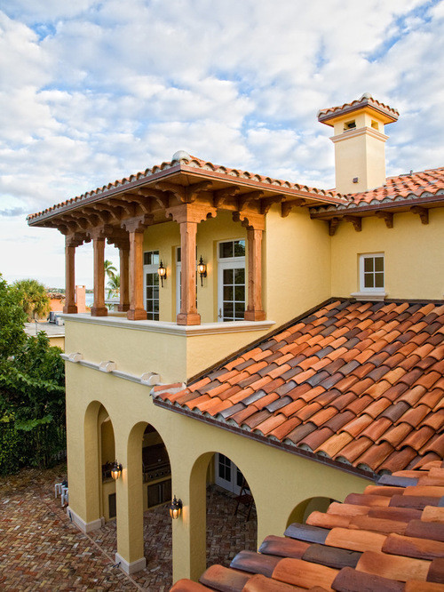 マイアミにあるラグジュアリーな広い地中海スタイルのおしゃれなベランダ・バルコニー (張り出し屋根、木材の手すり) の写真