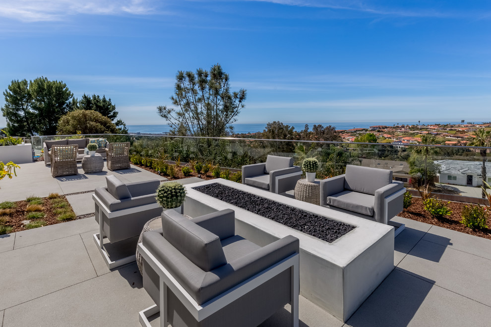 Foto di una terrazza contemporanea con un giardino in vaso, nessuna copertura e parapetto in vetro