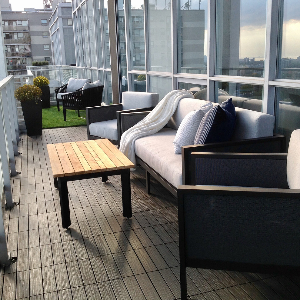 Mittelgroßer, Überdachter Moderner Balkon mit Mix-Geländer in Toronto