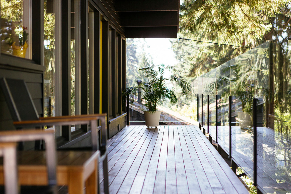 На фото: балкон и лоджия в современном стиле с навесом