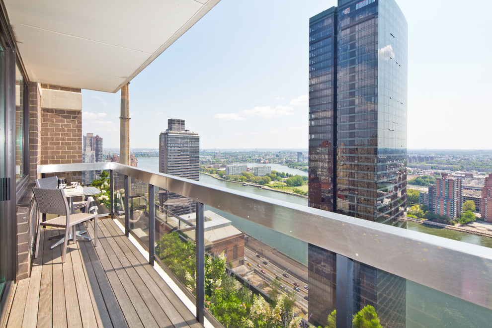 Kleiner, Überdachter Moderner Balkon in New York