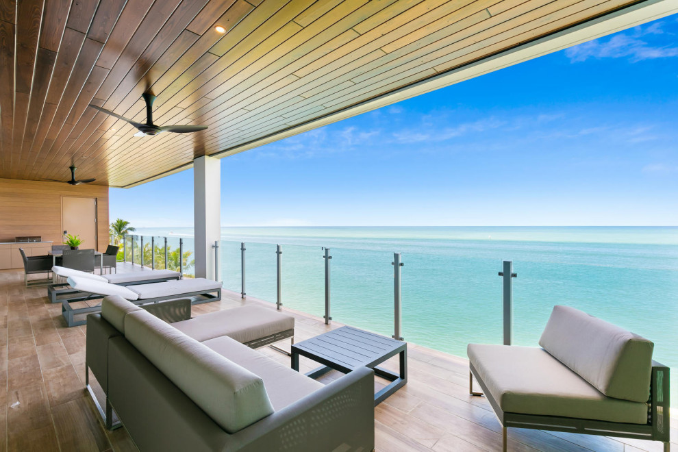 Источник вдохновения для домашнего уюта: балкон и лоджия в морском стиле с зоной барбекю