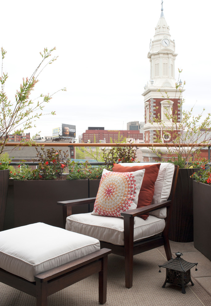 Inspiration pour un petit balcon asiatique avec des plantes en pot, un garde-corps en matériaux mixtes et aucune couverture.