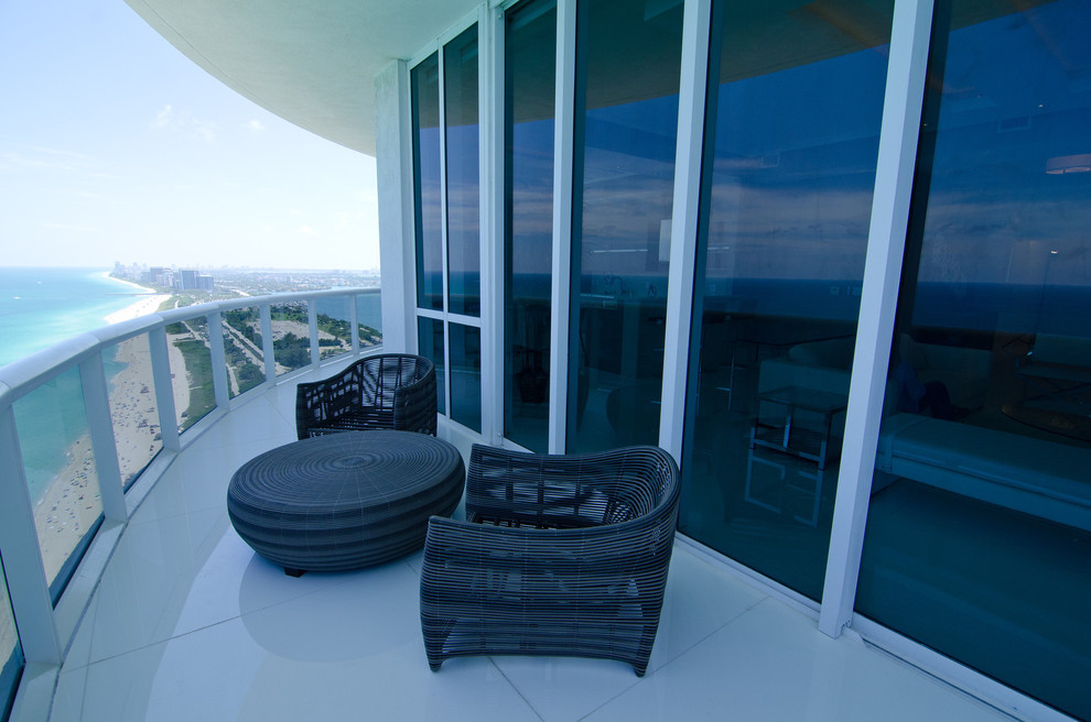 Пример оригинального дизайна: балкон и лоджия среднего размера в стиле модернизм с навесом