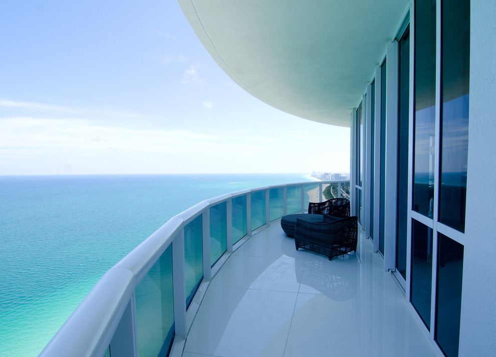 Cette photo montre un balcon moderne de taille moyenne avec une extension de toiture.