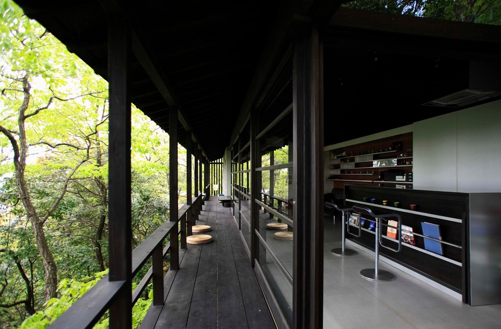 Cette photo montre un balcon asiatique avec une extension de toiture.