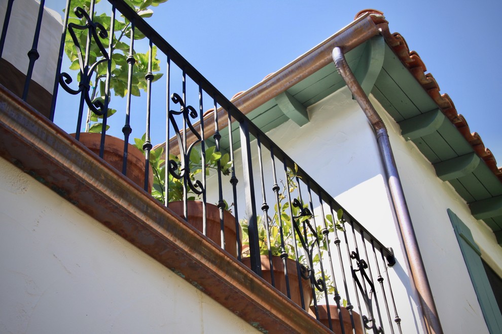 Bild på en stor medelhavsstil balkong, med räcke i metall