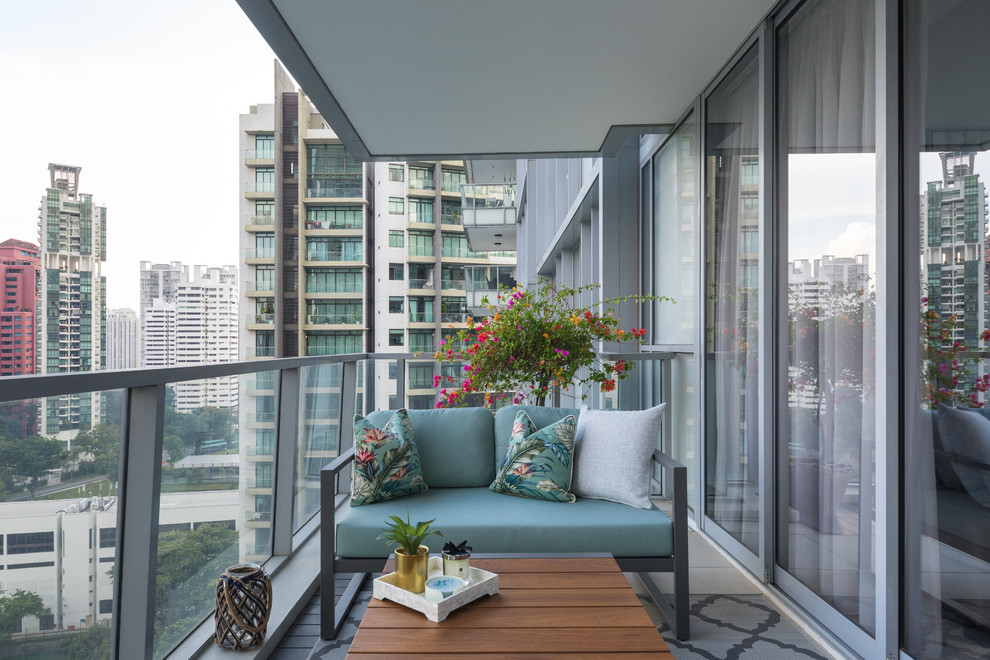 Aménagement d'un balcon contemporain d'appartement avec une extension de toiture et un garde-corps en matériaux mixtes.