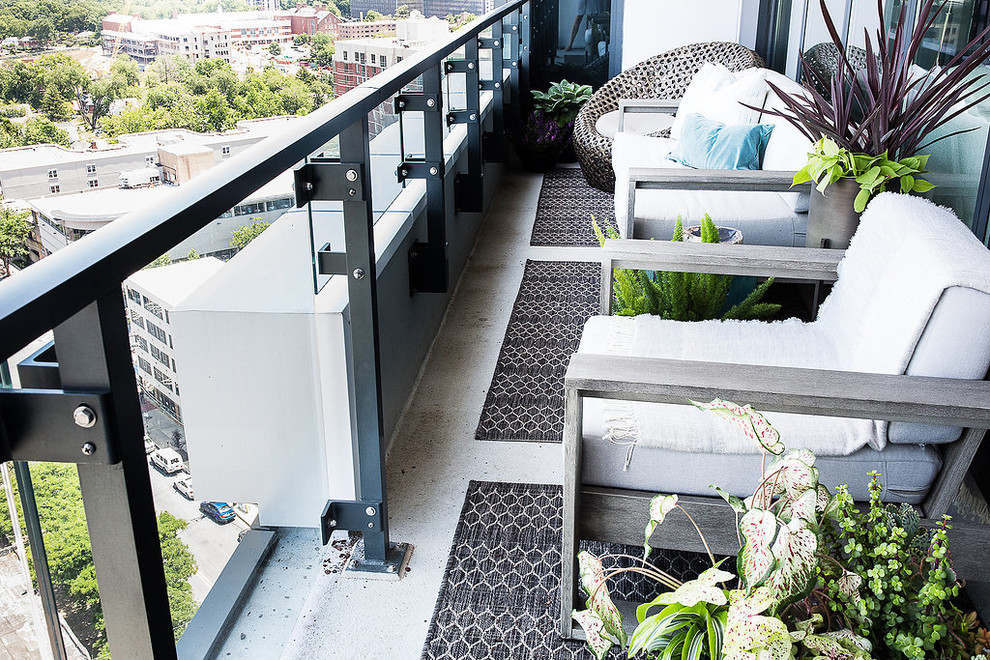 На фото: балкон и лоджия среднего размера в стиле неоклассика (современная классика) с навесом и металлическими перилами с