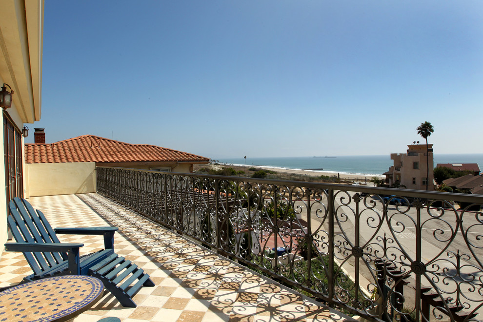 Свежая идея для дизайна: огромный балкон и лоджия в средиземноморском стиле без защиты от солнца - отличное фото интерьера