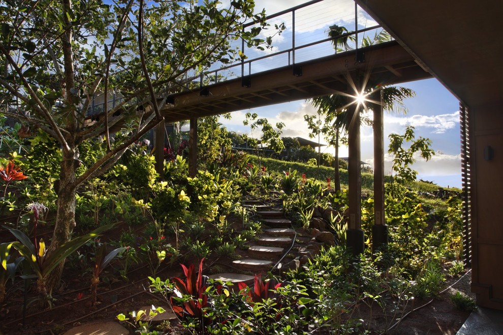 Idee per un grande balcone tropicale con parapetto in metallo