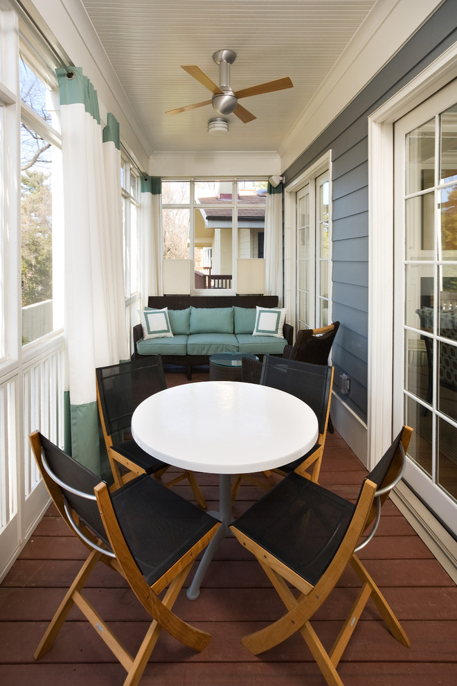 Cette image montre un balcon traditionnel avec une extension de toiture et des solutions pour vis-à-vis.