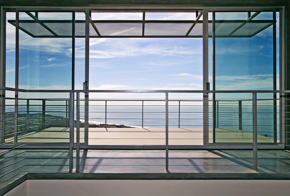 На фото: большой балкон и лоджия в современном стиле без защиты от солнца с