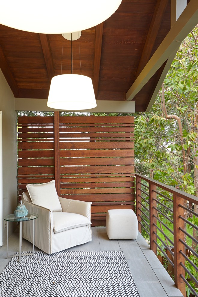Источник вдохновения для домашнего уюта: балкон и лоджия в стиле неоклассика (современная классика) с навесом и забором