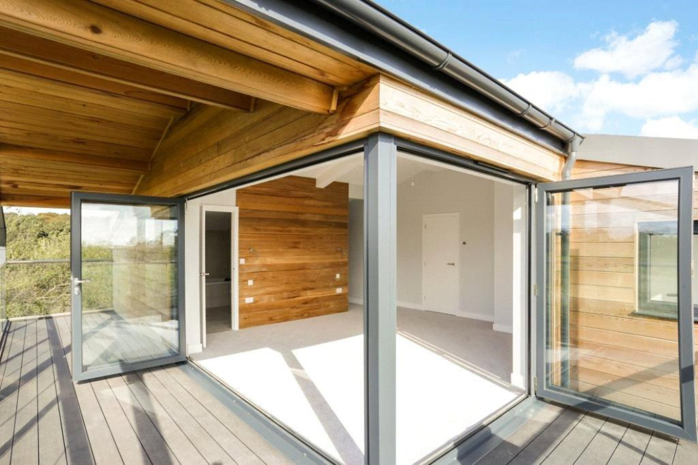 Moderner Balkon mit Glasgeländer in Wiltshire