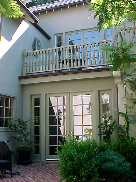 Cette image montre un balcon traditionnel.