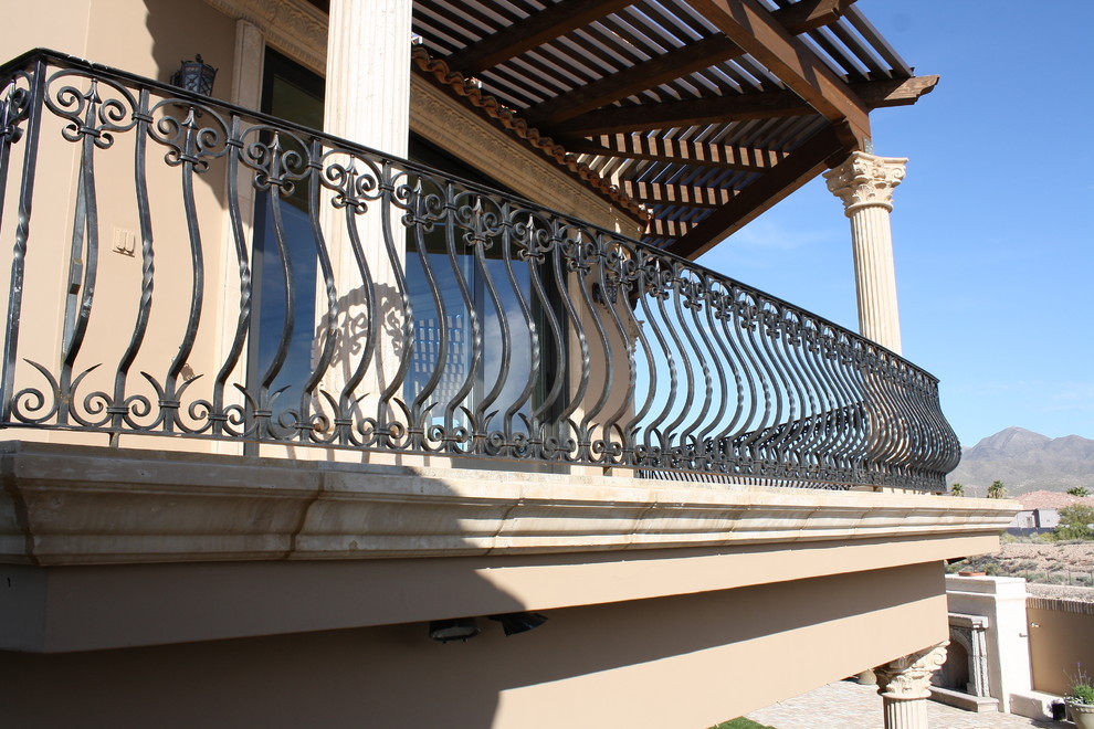 Immagine di un balcone mediterraneo di medie dimensioni con nessuna copertura e parapetto in metallo