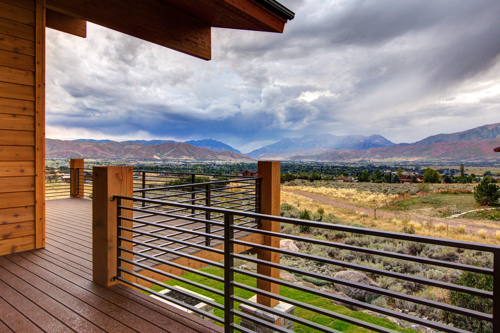 Überdachter Klassischer Balkon mit Stahlgeländer in Salt Lake City