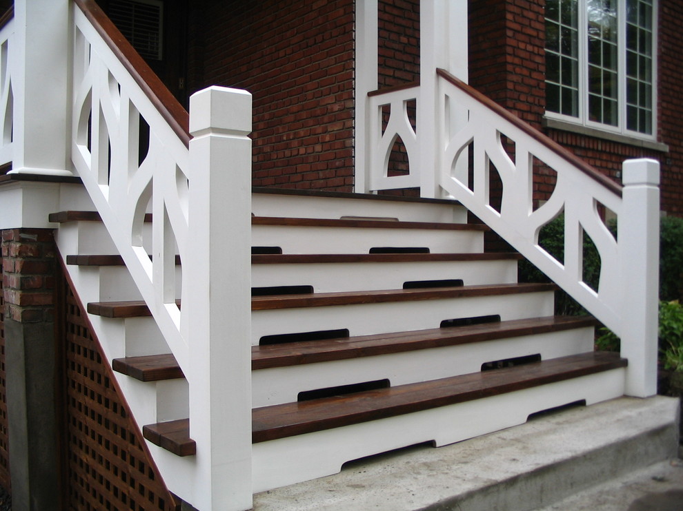 На фото: большая лестница в викторианском стиле с деревянными перилами