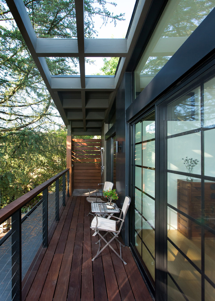 Источник вдохновения для домашнего уюта: балкон и лоджия среднего размера в стиле ретро с навесом, перилами из смешанных материалов и перегородкой для приватности