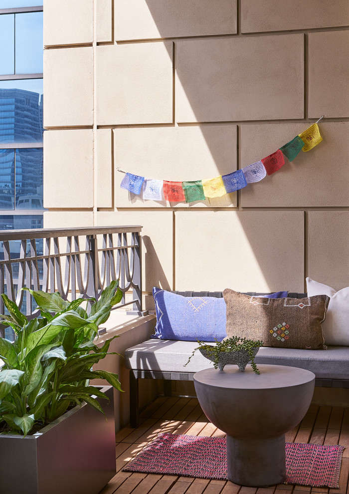 Источник вдохновения для домашнего уюта: маленький балкон и лоджия в современном стиле с навесом и металлическими перилами в квартире для на участке и в саду