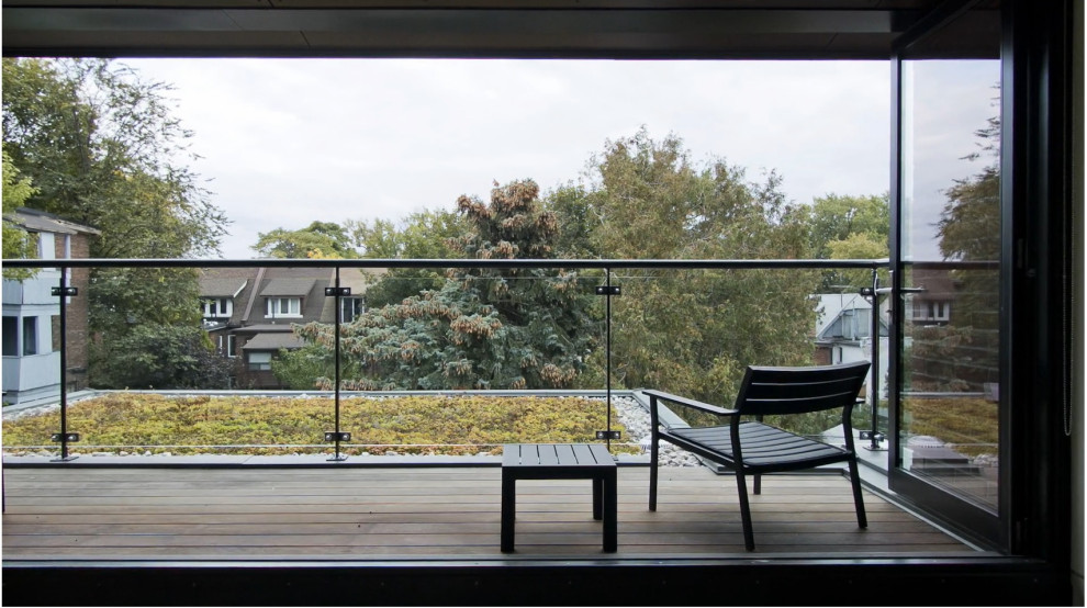 Idées déco pour un petit balcon moderne avec un garde-corps en matériaux mixtes et une extension de toiture.